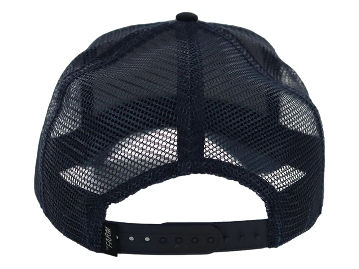 Gorra Goorin Bros color navy con parche de zorro plateado y parte posterior de malla.