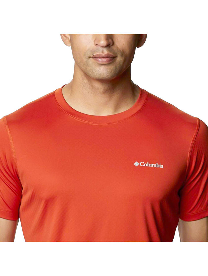 Camiseta de manga corta color naranja marca Columbia con cuello redondo y logotipo en el pecho.