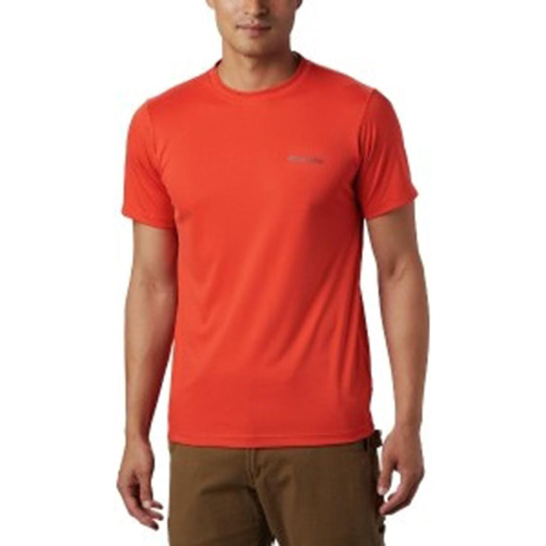 Camiseta de manga corta color naranja marca Columbia con cuello redondo y logotipo en el pecho.