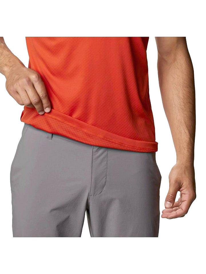 Camiseta de manga corta color naranja marca Columbia con cuello redondo y logotipo en el pecho.