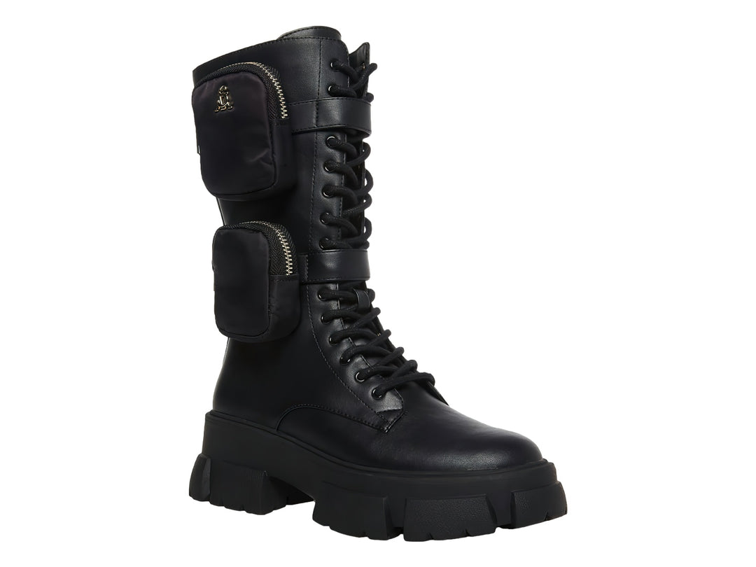 Bota negra de caña alta Steve Madden con suela track, cordones y bolsillos laterales.