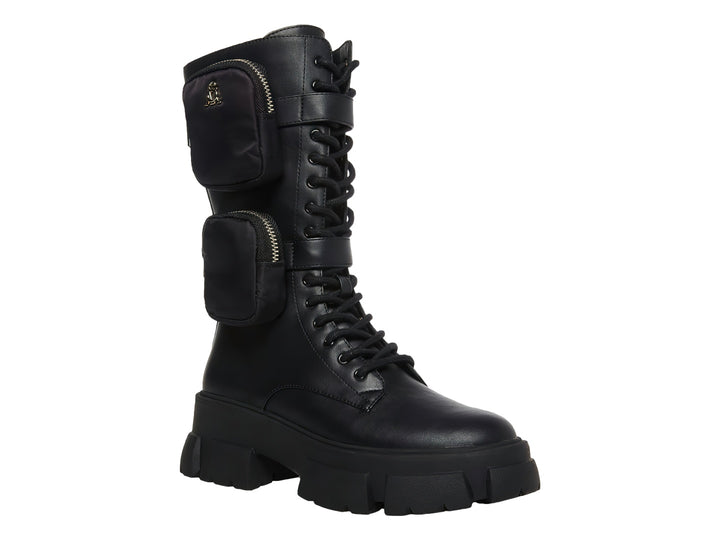 Bota negra de caña alta Steve Madden con suela track, cordones y bolsillos laterales.