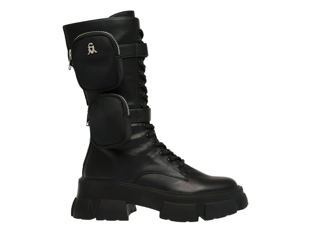 Bota negra de caña alta Steve Madden con suela track, cordones y bolsillos laterales.