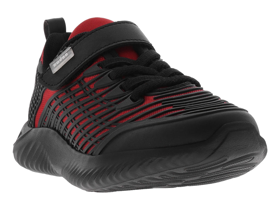 Tenis deportivo infantil en colores rojo y negro con cierre de velcro y agujetas.