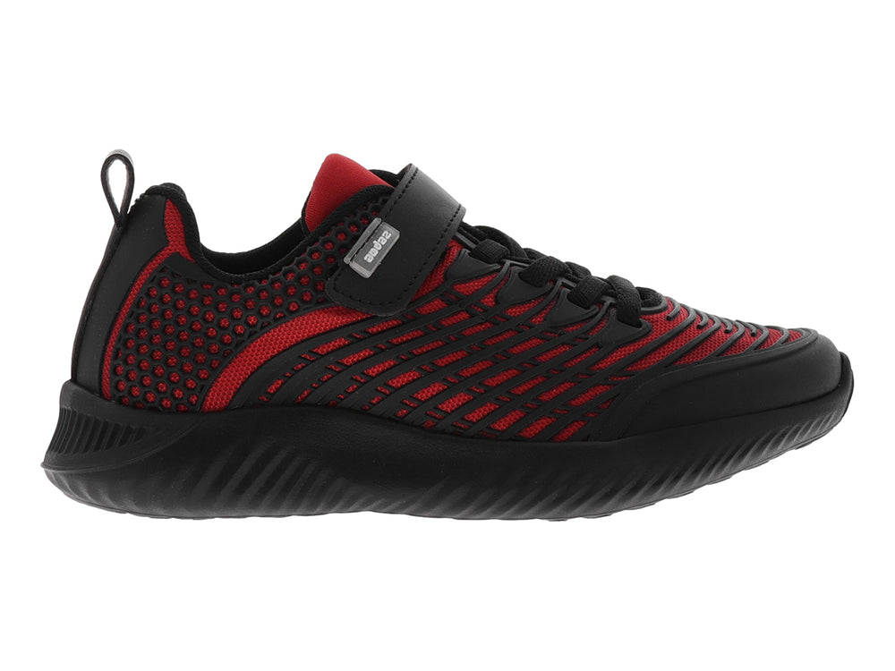 Tenis deportivo infantil en colores rojo y negro con cierre de velcro y agujetas.