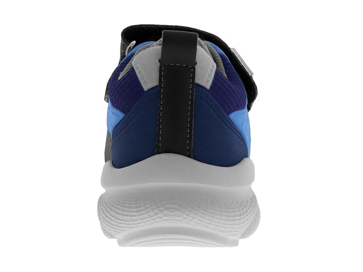 Tenis deportivo infantil en tonos azul y gris con cierre de velcro y suela blanca.