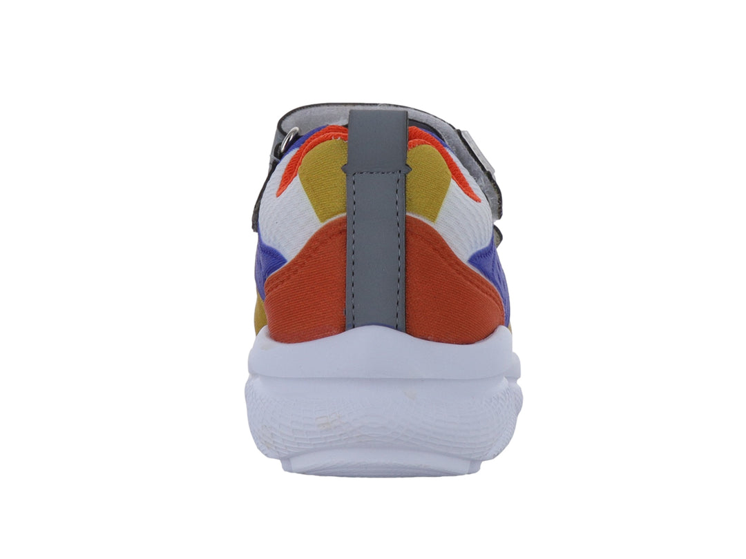 Tenis deportivos para niño en colores naranja, azul y amarillo con suela blanca y cierre de velcro gris.