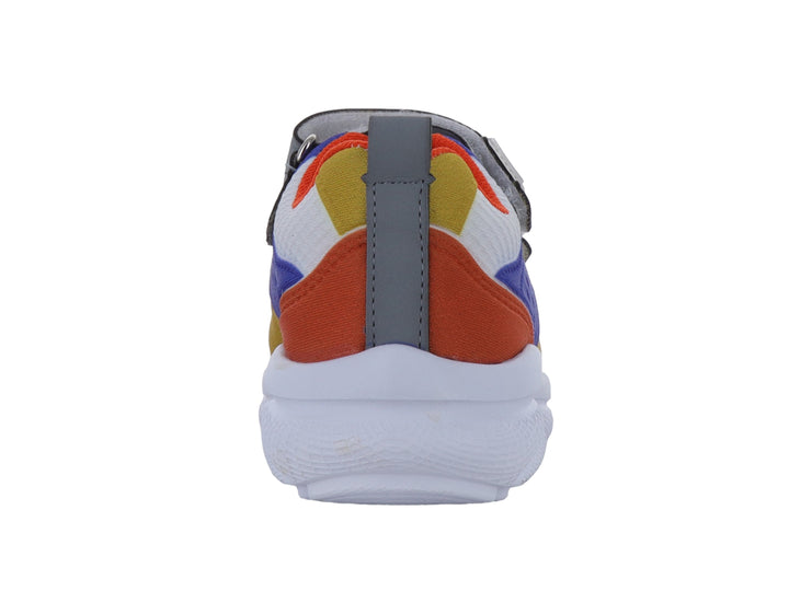 Tenis deportivos para niño en colores naranja, azul y amarillo con suela blanca y cierre de velcro gris.