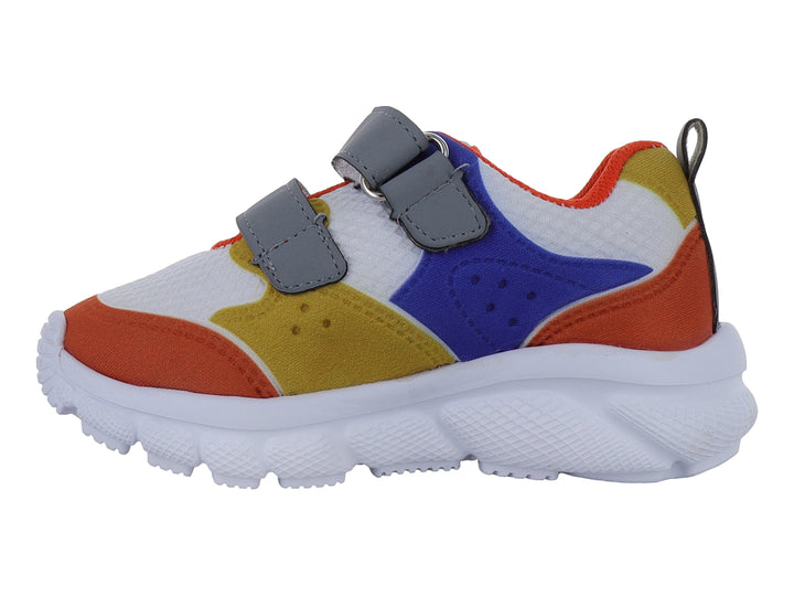 Tenis deportivos para niño en colores naranja, azul y amarillo con suela blanca y cierre de velcro gris.