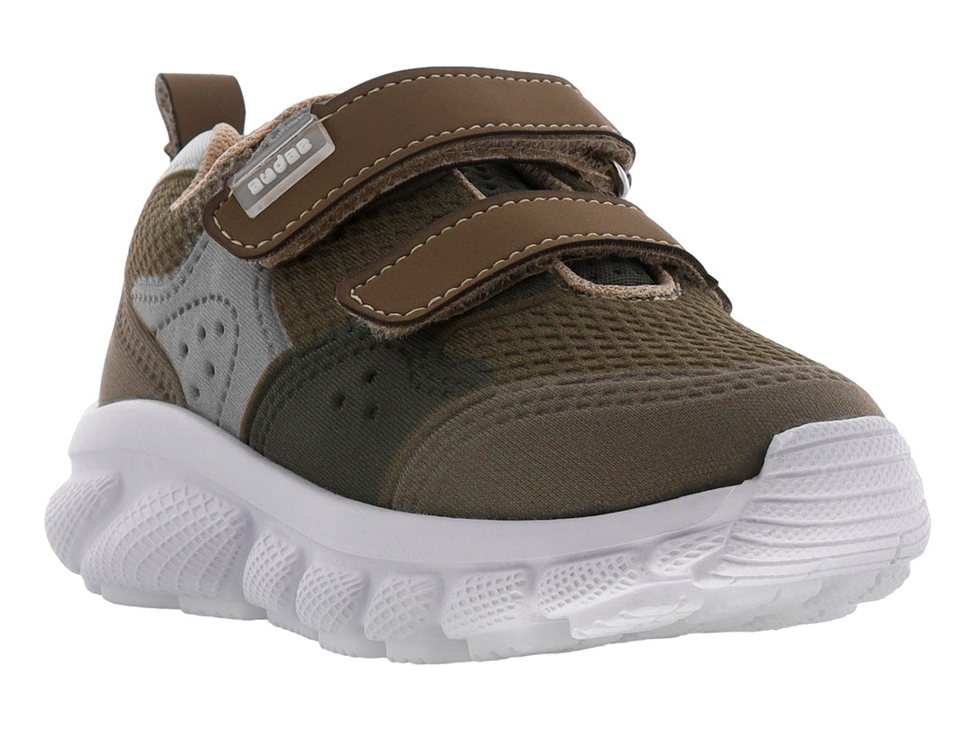 Zapato deportivo para niño en color verde con suela blanca y cierre de velcro.