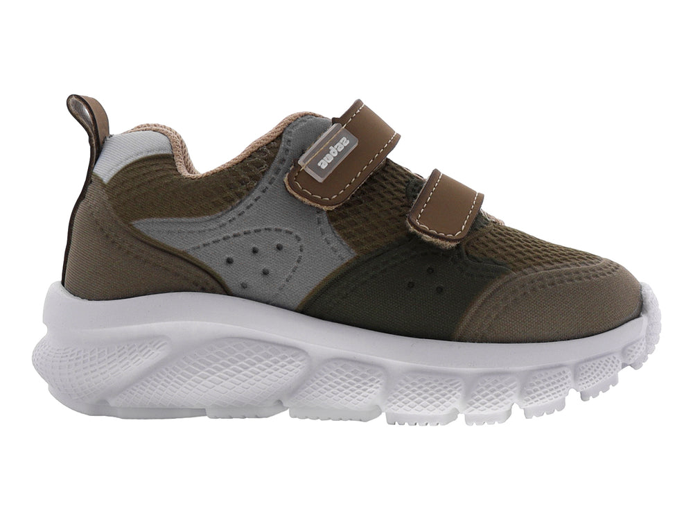 Zapato deportivo para niño en color verde con suela blanca y cierre de velcro.