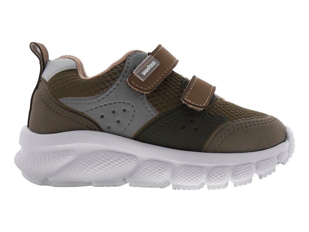 Zapato deportivo para niño en color verde con suela blanca y cierre de velcro.