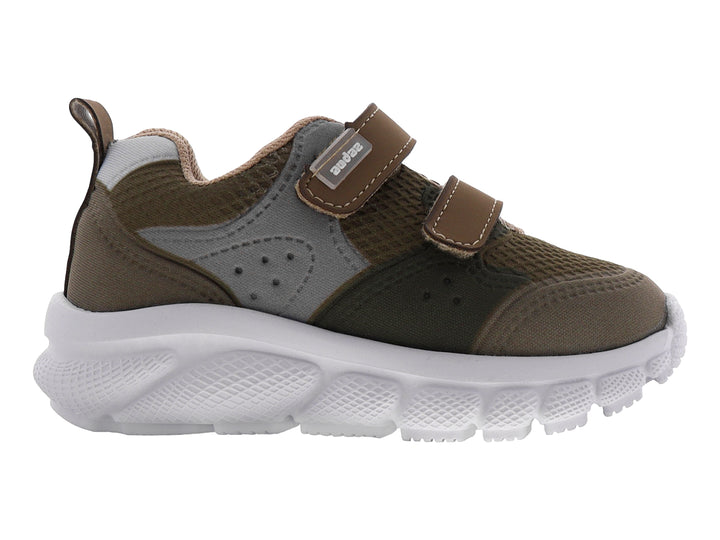 Zapato deportivo para niño en color verde con suela blanca y cierre de velcro.