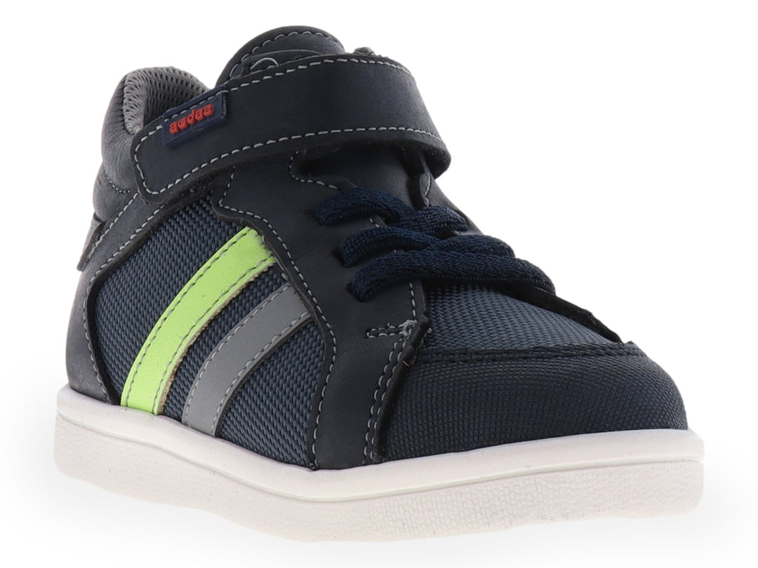Tenis infantiles color azul con suela blanca y detalles laterales en verde y gris.