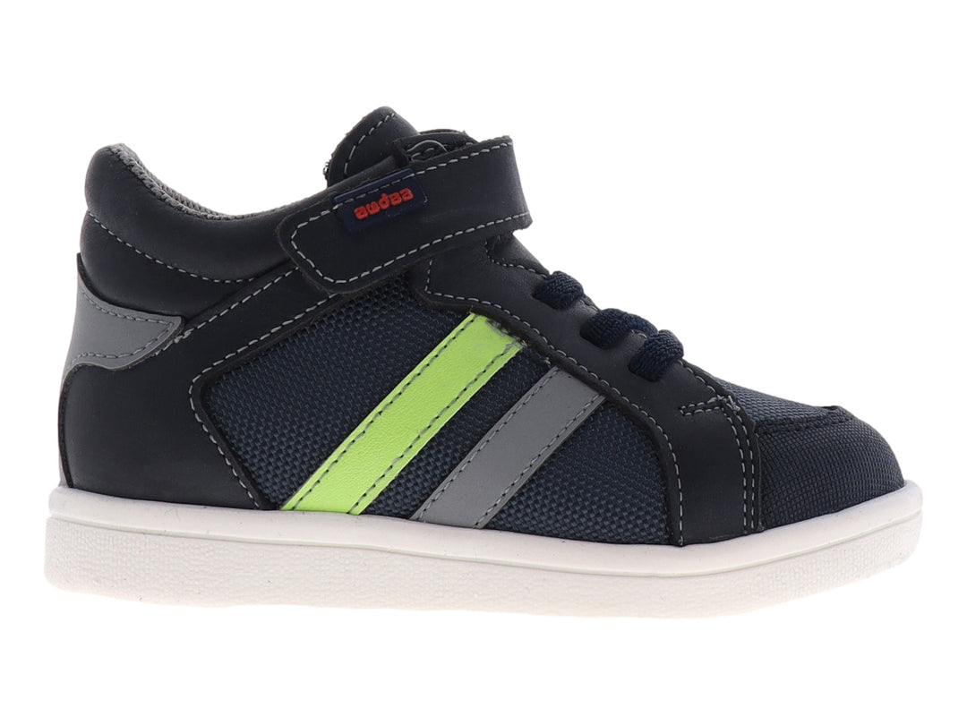 Tenis infantiles color azul con suela blanca y detalles laterales en verde y gris.
