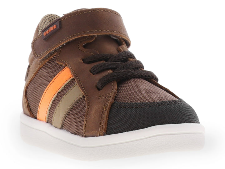 Tenis infantiles color café con franjas naranja y gris, punta negra y suela blanca.