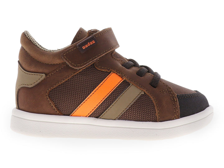 Tenis infantiles color café con franjas naranja y gris, punta negra y suela blanca.