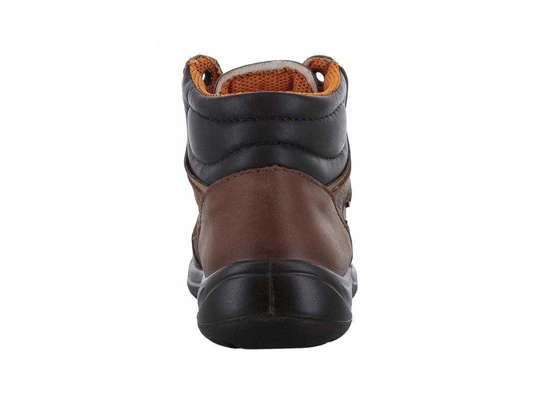 Botas casuales para niña en color café claro con agujetas y suela oscura.