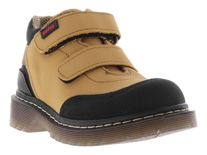 Botas infantiles color miel con punta y suela negra, cierre de doble correa con velcro.