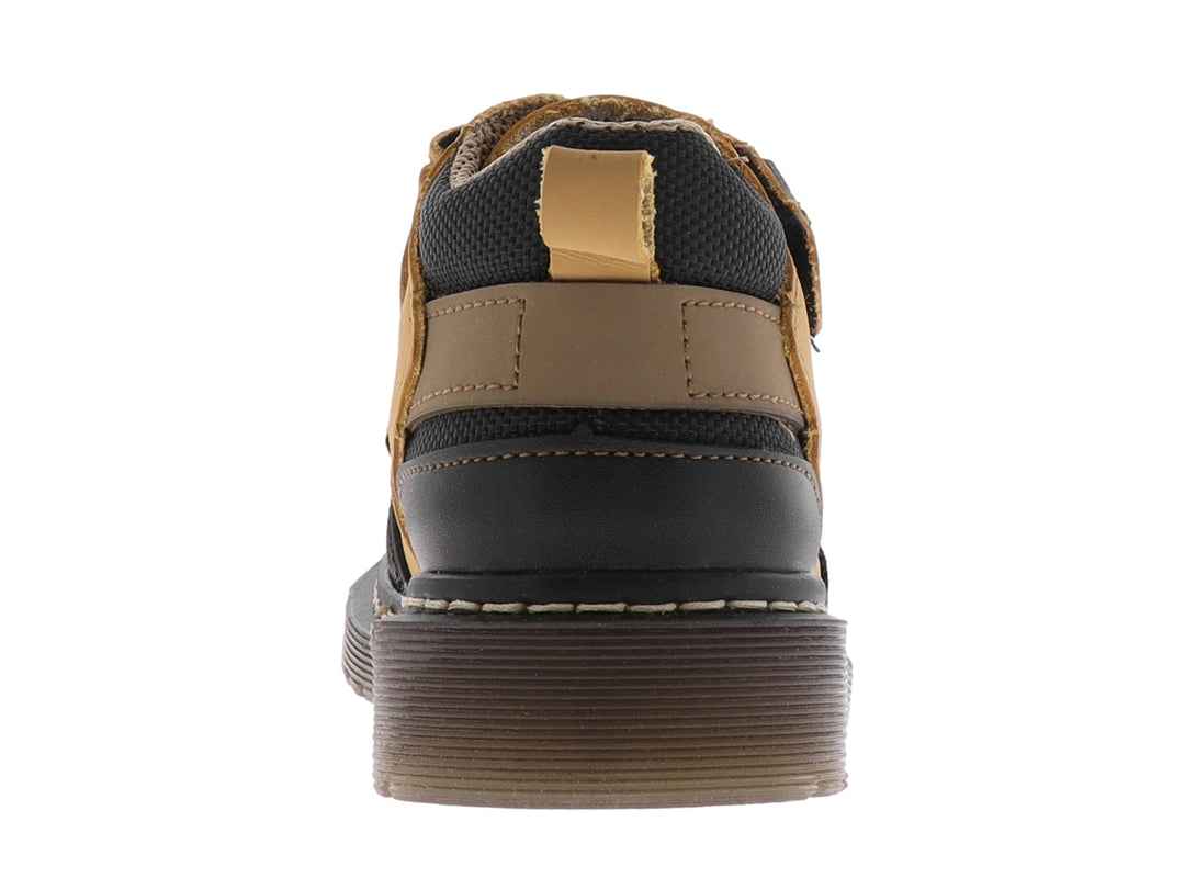 Botas infantiles color miel con punta y suela negra, cierre de doble correa con velcro.