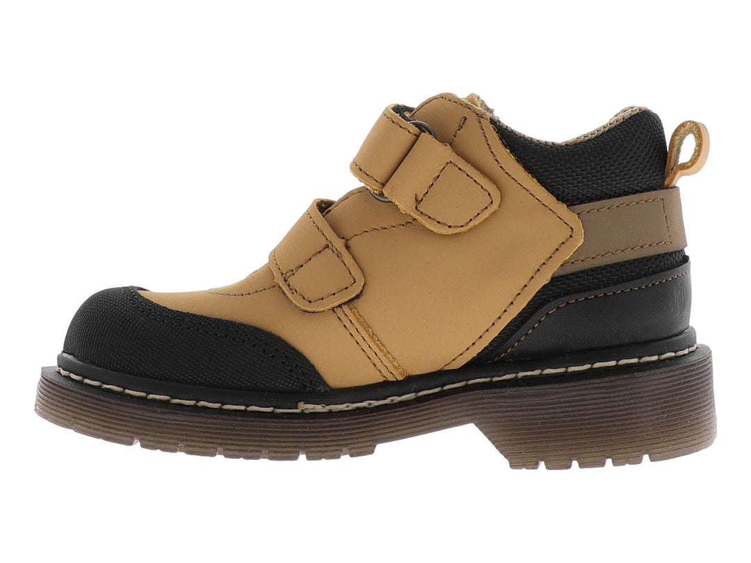 Botas infantiles color miel con punta y suela negra, cierre de doble correa con velcro.