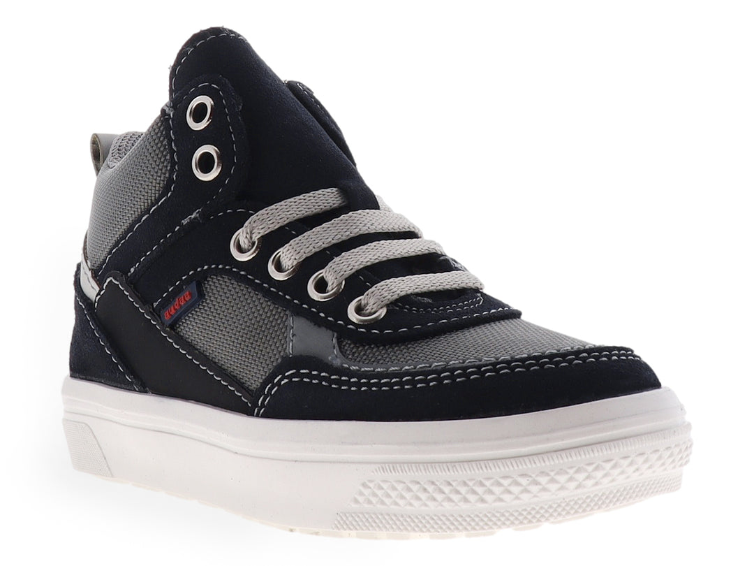 Tenis tipo bota para niño en colores azul marino y gris con suela blanca y agujetas grises.