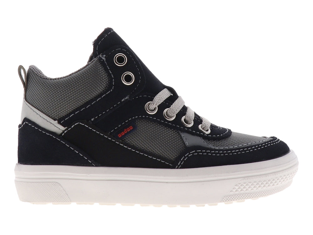 Tenis tipo bota para niño en colores azul marino y gris con suela blanca y agujetas grises.