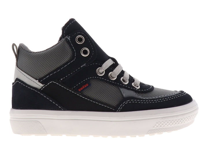 Tenis tipo bota para niño en colores azul marino y gris con suela blanca y agujetas grises.