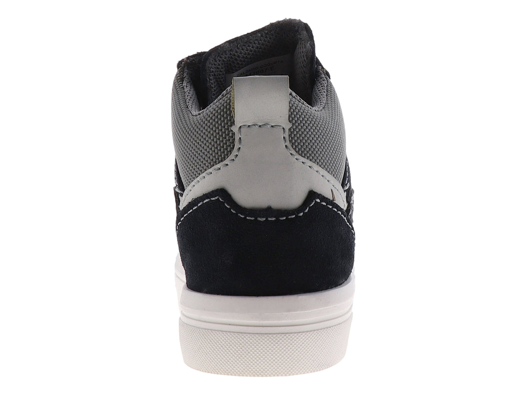 Tenis tipo bota para niño en colores azul marino y gris con suela blanca y agujetas grises.