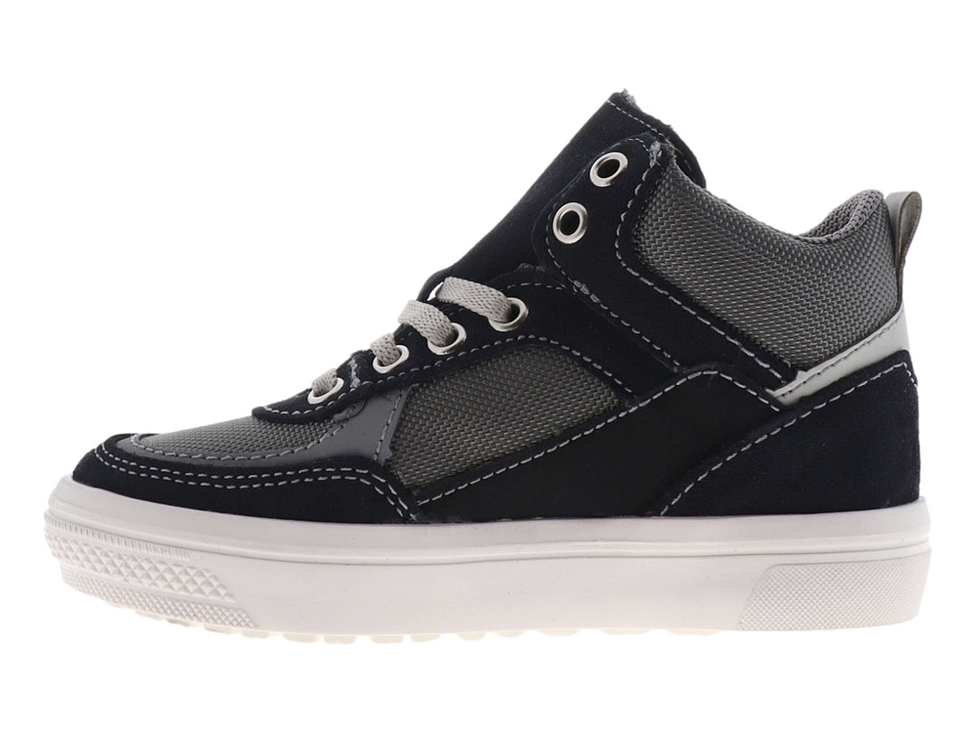 Tenis tipo bota para niño en colores azul marino y gris con suela blanca y agujetas grises.