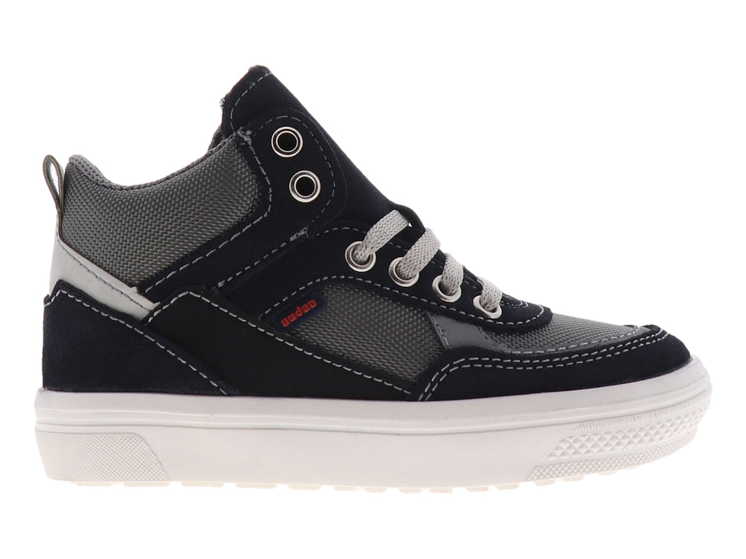 Tenis tipo botín para niño en color azul y gris con suela blanca y agujetas grises.