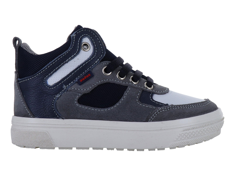 Tenis tipo botín para niño en colores gris y azul marino con suela blanca.