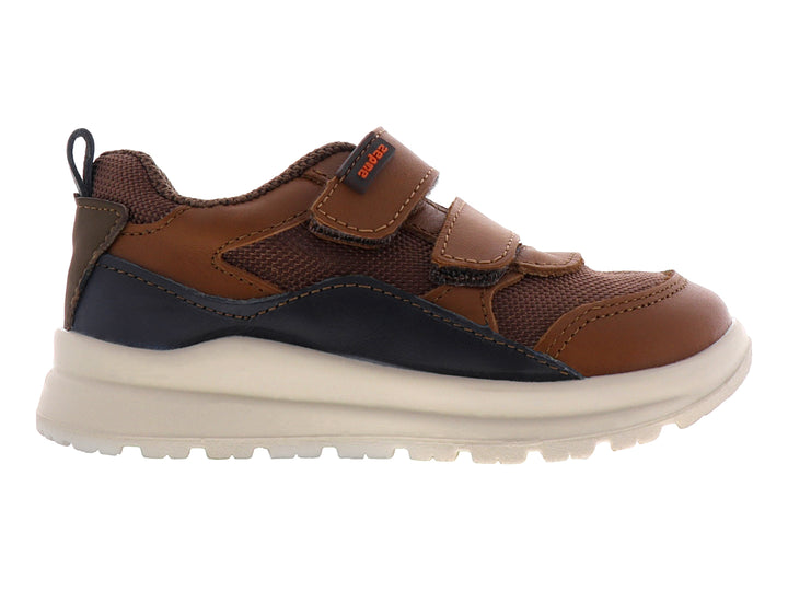Zapato casual para niño en color miel con detalles en negro, cierre de velcro y suela blanca.