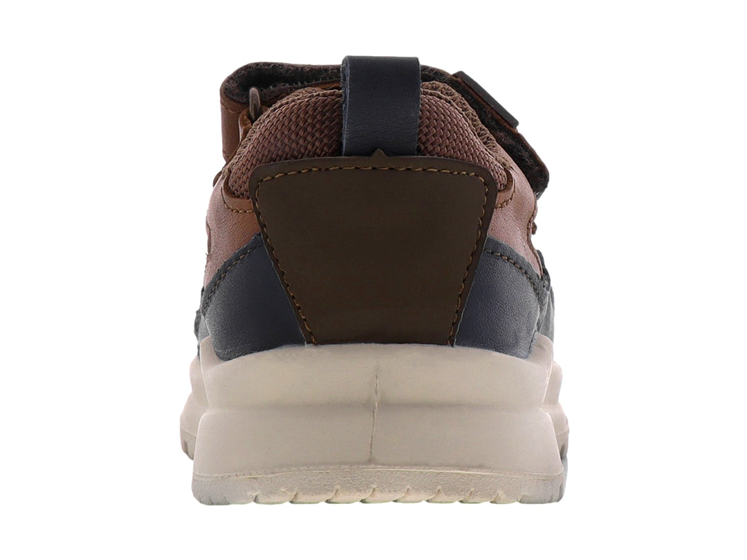 Zapato casual para niño en color miel con detalles en negro, cierre de velcro y suela blanca.