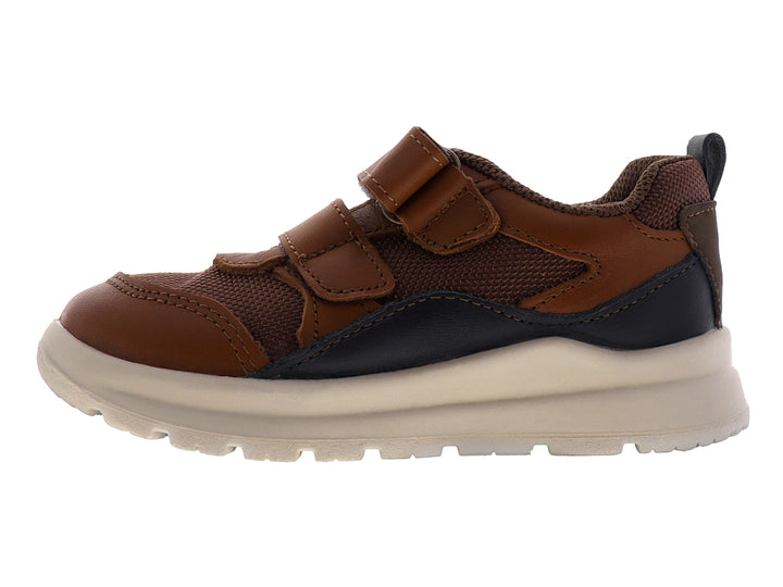 Zapato casual para niño en color miel con detalles en negro, cierre de velcro y suela blanca.