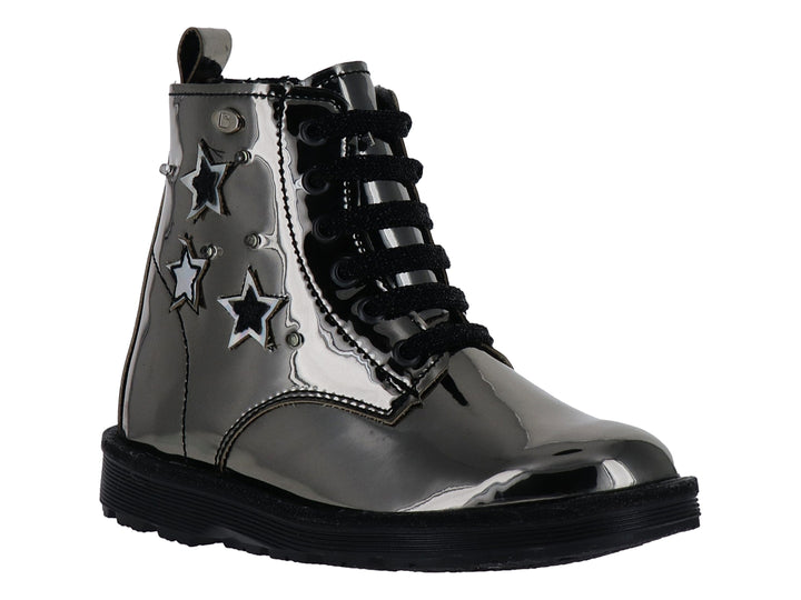 Bota gris metálica brillante para niña con adornos de estrellas y agujetas negras.