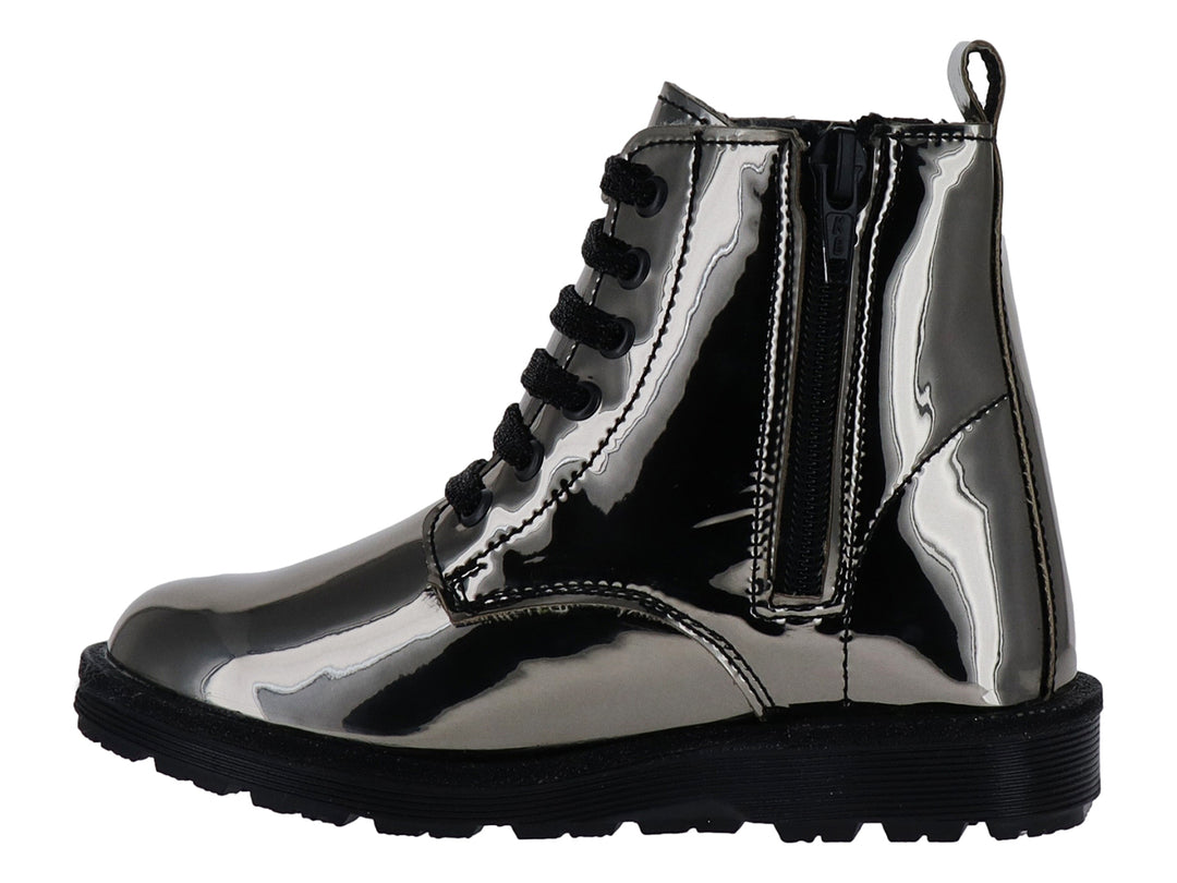 Bota gris metálica brillante para niña con adornos de estrellas y agujetas negras.
