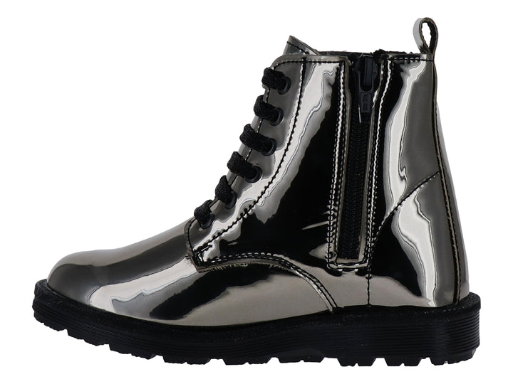 Bota gris metálica brillante para niña con adornos de estrellas y agujetas negras.