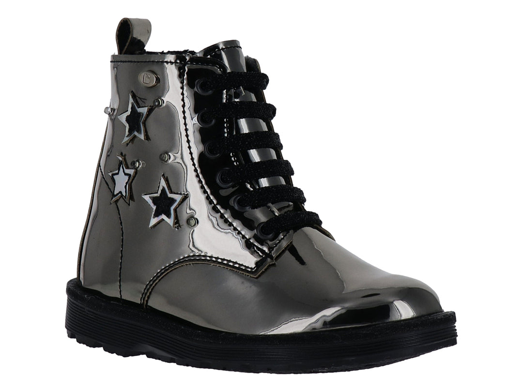 Bota infantil color gris metálico con estrellas decorativas y agujetas negras.
