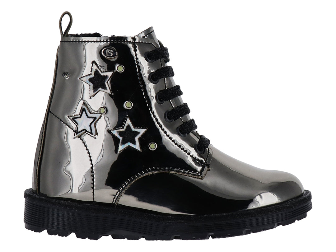 Bota infantil color gris metálico con estrellas decorativas y agujetas negras.