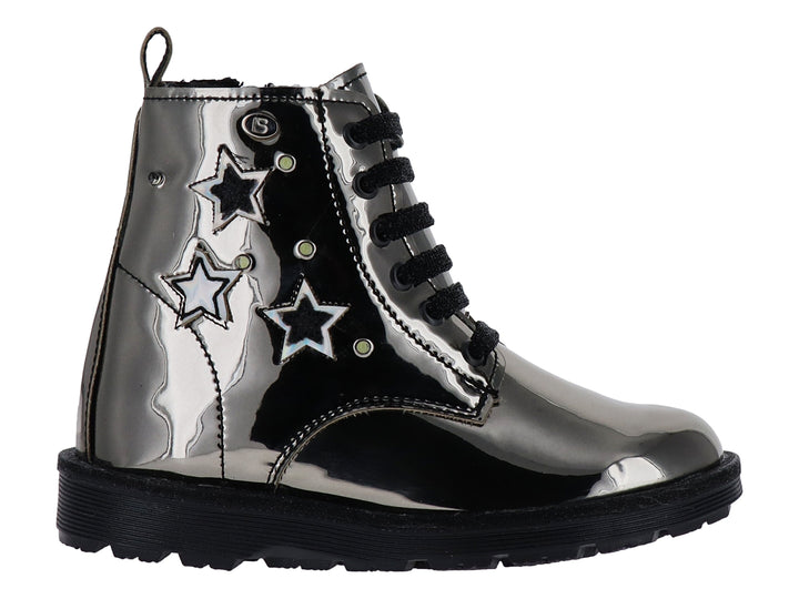 Bota infantil color gris metálico con estrellas decorativas y agujetas negras.