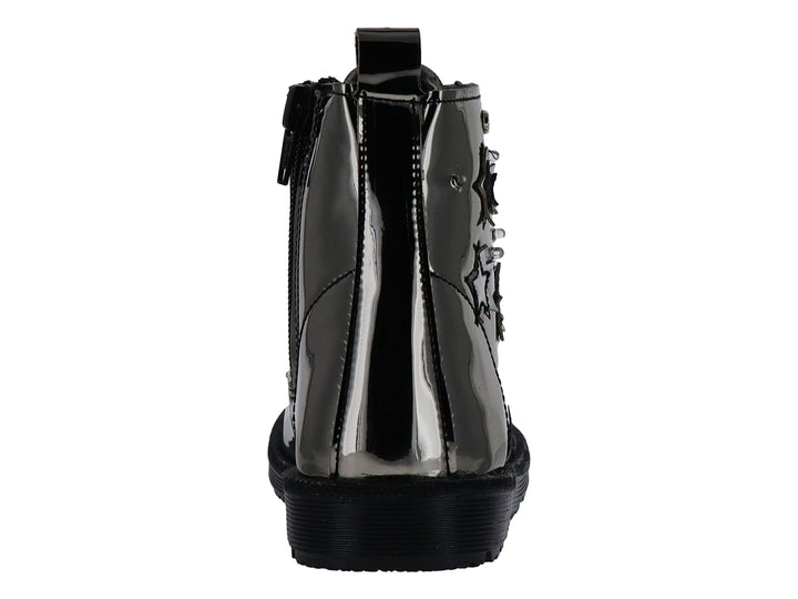 Bota infantil color gris metálico con estrellas decorativas y agujetas negras.