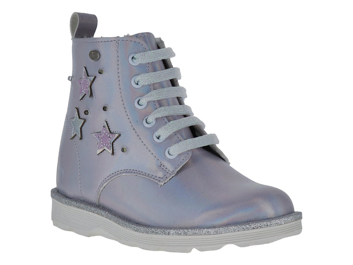 Botas infantiles color lila iridiscente con decoraciones de estrellas brillantes y agujetas.
