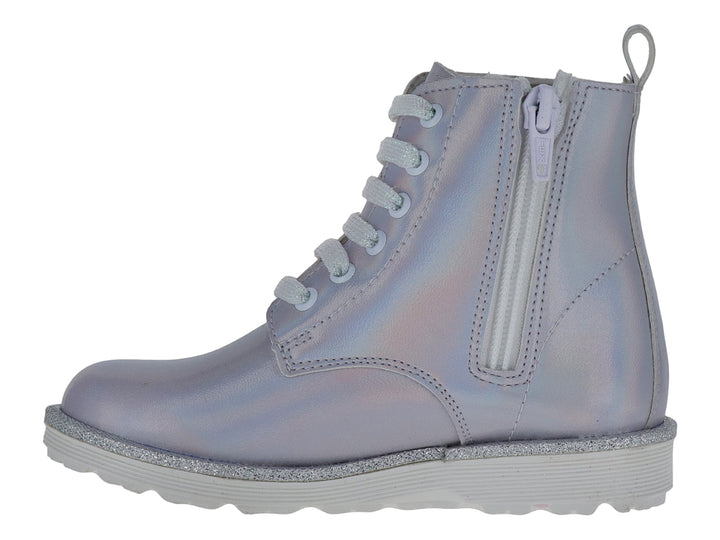 Botas infantiles color lila iridiscente con decoraciones de estrellas brillantes y agujetas.