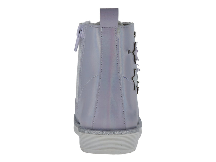 Botas infantiles color lila brillante con detalles de estrellas y cordones.