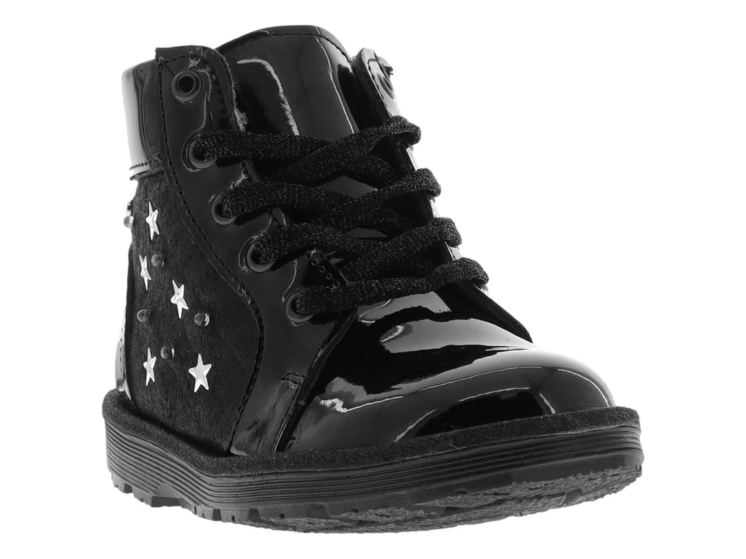 Bota infantil color negro de charol con detalles de estrellas blancas y agujetas negras.