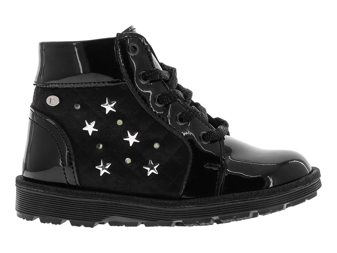 Bota infantil color negro de charol con detalles de estrellas blancas y agujetas negras.