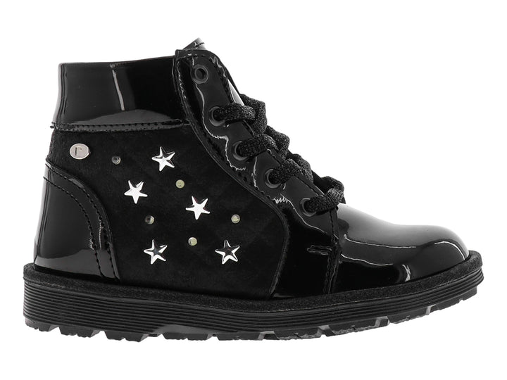 Bota infantil color negro de charol con detalles de estrellas blancas y agujetas negras.