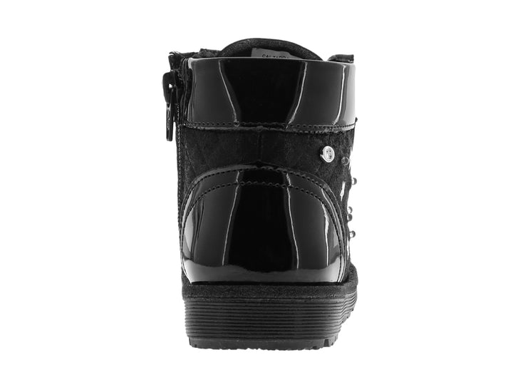 Bota infantil color negro de charol con detalles de estrellas blancas y agujetas negras.