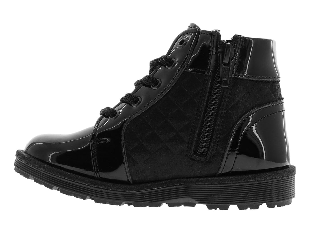 Bota infantil color negro de charol con detalles de estrellas blancas y agujetas negras.